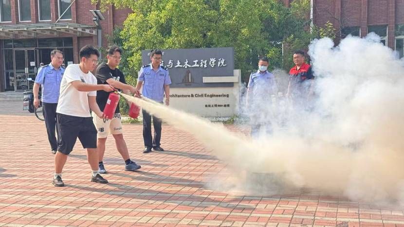图片包含 户外, 火, 武器, 消防栓 AI 生成的内容可能不正确。